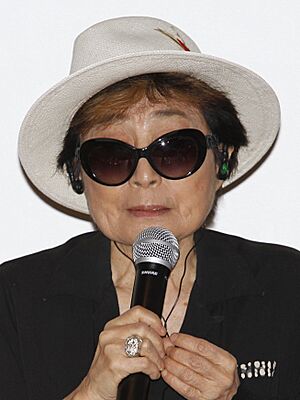 MEX MM CONFERENCIA YOKO ONO (cropped).jpg
