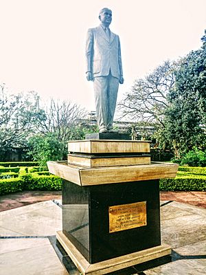 MULJIBHAI MADHVANI STATUE IN JINJA.jpg