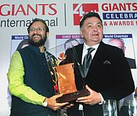 The Union Minister for Human Resource Development, Shri Prakash Javadekar presenting the Giants Award to Shri Rishi Kapoor for films field, at the “44th Giants Day Celebration”, in Mumbai on September 17, 2016
