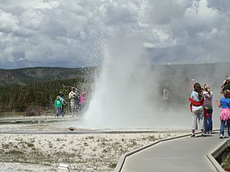 Yellowstone sawmillgeyser.jpg