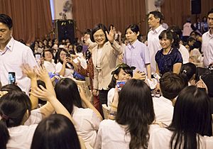 總統出席「中山女高畢業典禮」 (26786247104)