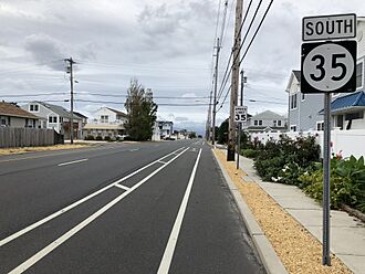 2018-09-24 09 07 26 View south along New Jersey State Route 35 (Anna O Hankins Boulevard) just south of President Avenue in Lavallette, Ocean County, New Jersey