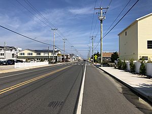 2018-10-04 12 13 30 View north along Ocean County Route 607 (Long Beach Boulevard) between South Second Street and South First Street in Surf City, Ocean County, New Jersey
