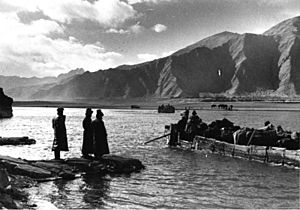 Bundesarchiv Bild 135-S-15-07-22, Tibetexpedition, Ufer, Wartende