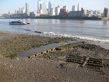 Culverted mouth of the Earl's Sluice at Deptford Wharf.jpg