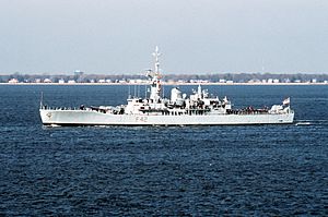 HMS Phoebe (F42) entering Hampton Roads 1990
