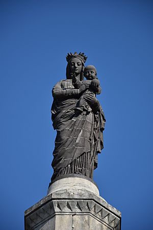 Léonard Périer, La Vierge à l’Enfant (face). Pierre de Volvic. Vienne, la colline de Pipet. Photo, Jamie Mulherron