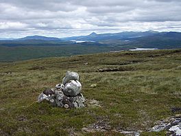 Marker cairn on plateau - geograph.org.uk - 218549.jpg