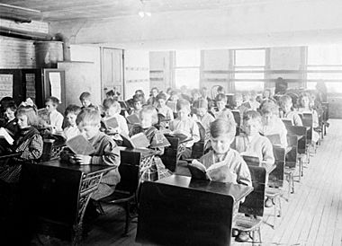 Schoolchildren reading 1911