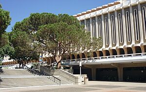 UC Irvine, Langson Library (cropped)