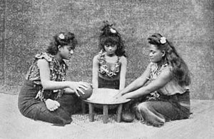 3 Samoan girls making ava 1909