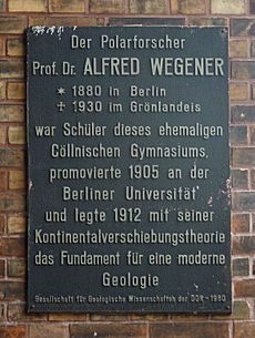 Alfred-Wegener-Gedenktafel, Wallstraße 42, Berlin-Mitte, 533-639