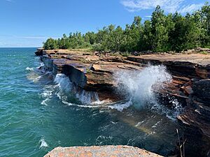 Big waves on Devils Island shoreline (e99f5cd1-548c-439d-962d-0c03204c2bf8)