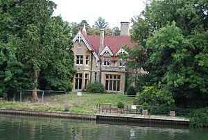 Derelict looking house on Glen Island (geograph 4168868)