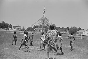 Maypole festivity, Alabama (1939)