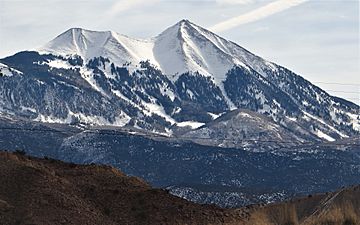 Mount Tukuhnikivatz from U.S. Route 191 South of Moab, Utah.jpg