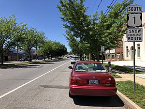 2019-06-11 11 58 19 View south along U.S. Route 1 (Rhode Island Avenue) at Perry Street and 34th Street in Mount Rainier, Prince George's County, Maryland