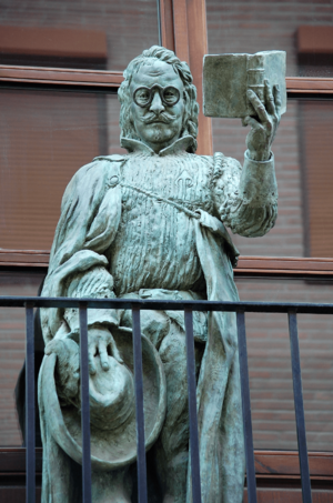Alcalá de Henares (RPS 13-02-2022) escultura de Francisco de Quevedo en la calle Escritorios