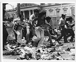 Asistentes al funeral de monseñor Romero corren tras escuchar los disparos en medio de la multitud, en la Plaza Barrios, el domingo 30 de marzo de 1980