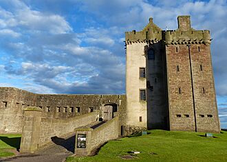 Broughty Castle - geograph.org.uk - 6000068.jpg