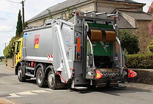 Collecte des ordures à Boinville-le-Gaillard 2 (cropped)