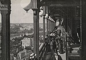 La Tour Eiffel - terrasse de la première plate-forme