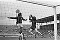 Gerrie Deijkers (links, DWS) in duel met Jan van Beveren (PSV), Bestanddeelnr 925-5975