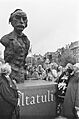 Koningin Beatrix onthult beeld Multatuli op de Torensluis in Amsterdam Koningin, Bestanddeelnr 933-9812