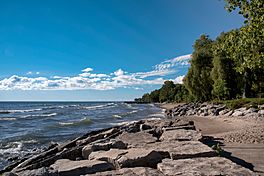 Lake Ontario shoreline, Mississauga (29869953971).jpg