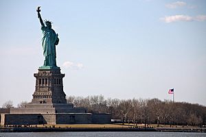 Liberty Island + bandera (4455977196)