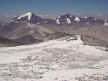 Nevado Tres Cruces, vu depuis Ojos del Salado (1381348543).jpg