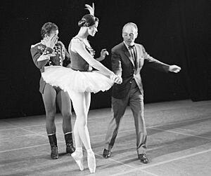 New York City Ballet in Amsterdam, repetitie New York City Ballet. Choreograaf George Balanchine geeft aanwijzingen
