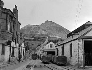 Quarry at Trefor (13213902113)