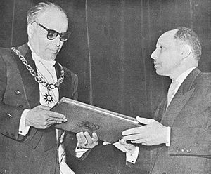 1er Juin 1959, Habib Bourguiba signant la constitution