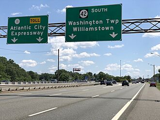 2020-07-12 14 37 45 View south along New Jersey State Route 42 (North-South Freeway) at the exit for the Atlantic City Expressway in Washington Township, Gloucester County, New Jersey