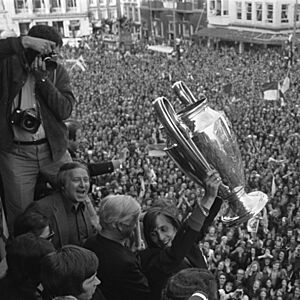Ajax-speler Barry Hulshoff met de cup, Bestanddeelnr 925-6412 (cropped)