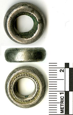 BUC-FA09D7 Silver sword hilt ring (FindID 417678)
