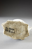 Goat and Bee jug. Undersida med stämpel - Hallwylska museet - 87063