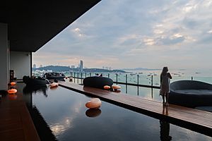 Hilton Pattaya Pool dusk view 201801