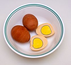 Huevos Haminados shelled and unshelled