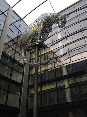 Leopard sculpture, Aberdeen 01