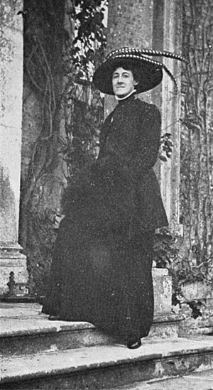 Photograph of Nan Hudson - about 1908.jpg