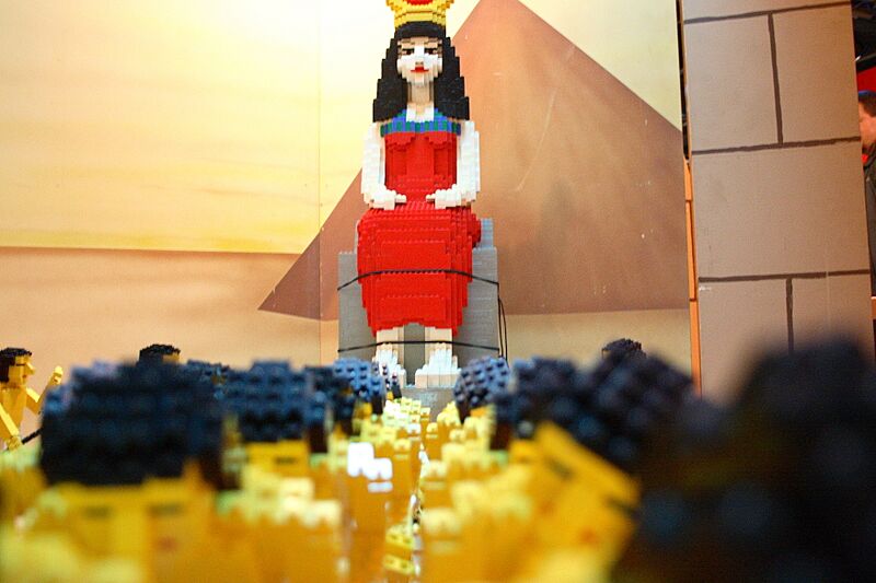 Queen and slaves (506413617)