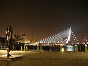 Rotterdam Erasmusbrug bij avond vanaf hoek Veerhaven-Westerkade