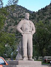 Steve-Canyon-Statue