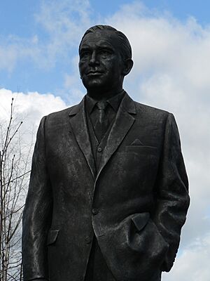 Alf Ramsey Statue Close