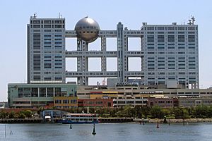 Fuji TV headquarters and Aqua City Odaiba - 2006-05-03 edit