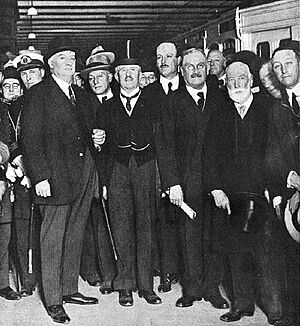 Marcelo T de Alvear inaugurando el Ferrocarril Oeste electrico