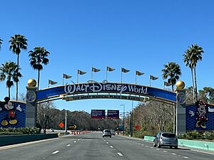 Portail Disneyworld à l'arrivée à Orlando au-dessus de la voie rapide (janvier 2022)
