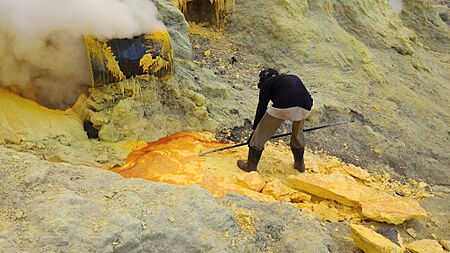 Sulphur Mining at Kawah Ijen 3